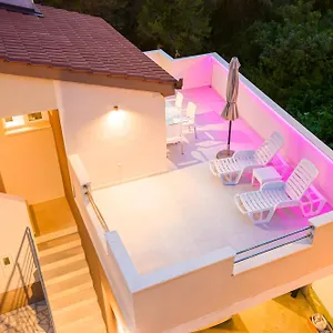Bruno's Poolside Retreat Apartament